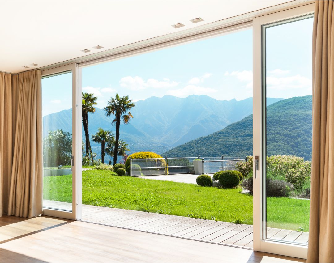 Una Opción Moderna y Práctica Las ventanas de aluminio correderas son una elección popular en la construcción moderna debido a su combinación de estilo, funcionalidad y durabilidad. Su diseño deslizante las hace ideales para espacios reducidos y ofrecen una amplia apertura, permitiendo una mayor entrada de luz natural y una ventilación eficiente.