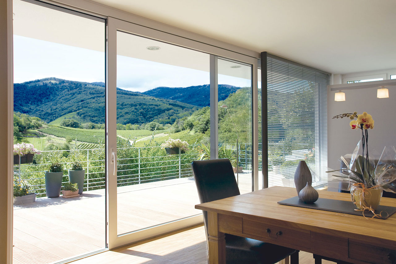 Ventana - Terraza & Confort Aislamiento térmico: Gracias a su estructura de múltiples cámaras y a la posibilidad de incorporar vidrios de baja emisividad, las ventanas de PVC reducen las pérdidas de calor en invierno y las ganancias de calor en verano.