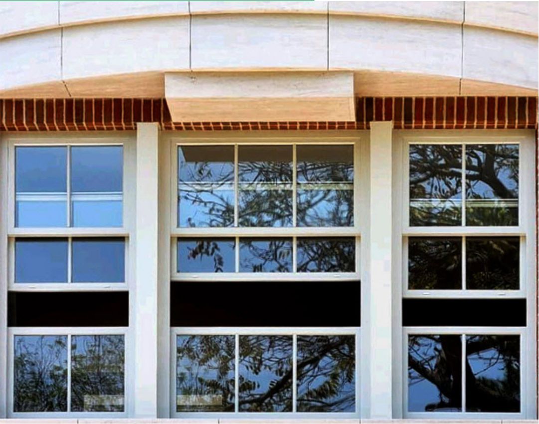 Las ventanas PVC elevables se han convertido en una opción cada vez más popular en la construcción y reforma de viviendas. Su diseño innovador y sus múltiples ventajas las convierten en una solución ideal para grandes ventanales y espacios que requieren una máxima apertura y luminosidad.